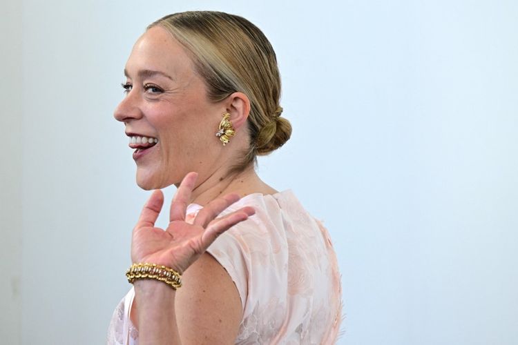 Cristiano Ronaldo, Emma Stone, Julia Roberts, Georgina Rodriguez, Tilda Swinton, perhiasan mewah, venice film festival 2025, festival film venesia 2025, chloe sevigny, 5 Gaya Perhiasan Mewah Artis di Venice Film Festival 2025, 1. Julia Roberts, 2. Georgina Rodriguez, 3. Emma Stone, 4. Chloe Sevigny, 5. Tilda Swinton
