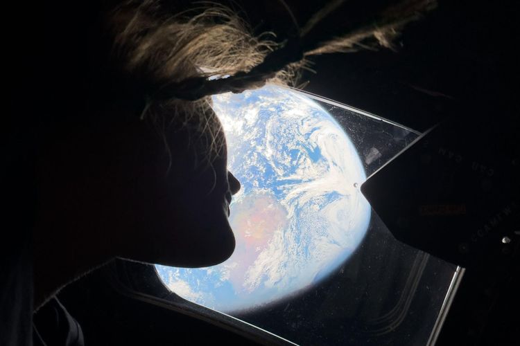 iPhone, Artemis II, astronot, NASA, iPhone 17 Pro Max, Foto Bumi Bulat Dijepret Kamera Depan iPhone 17 Pro Max dari Luar Angkasa