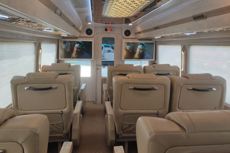 bus pariwisata, bus baru, medium bus, bus mewah, White Horse, White Horse Luncurkan Bus Weha One Terbaru, Ada Sofa dan Ruang Karaoke