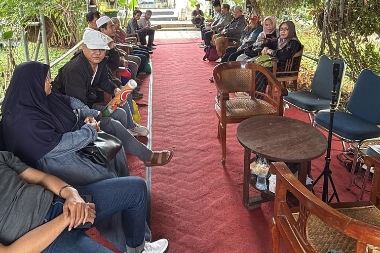 Dedi Mulyadi, Gubernur Jawa Barat, Lembur Pakuan Subang, Lembur Pakuan, lembur pakuan dimana, Lembur Pakuan Jadi Posko Aduan Warga, Begini Cara Dedi Mulyadi Menampung Keluhan, Mengapa Dibentuk Posko Khusus?, Aduan Apa Saja yang Bisa Diterima?, Bagaimana dengan Masalah Pribadi Warga?, Seberapa Besar Aduan yang Masuk?
