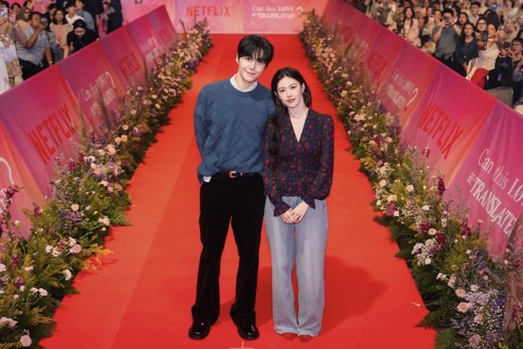 Go Youn Jung, Contek 6 Outfit Go Youn Jung di Serial Can This Love Be Translated?, 1. Suede jacket bernuansa coklat, 2. Gaya smart casual , 3. Tampil simpel dengan kaus dan outer, 4. Gaya bold dengan jaket kulit, 5. Tampilan monokrom untuk musim dingin, 6. Outfit girly di musim dingin