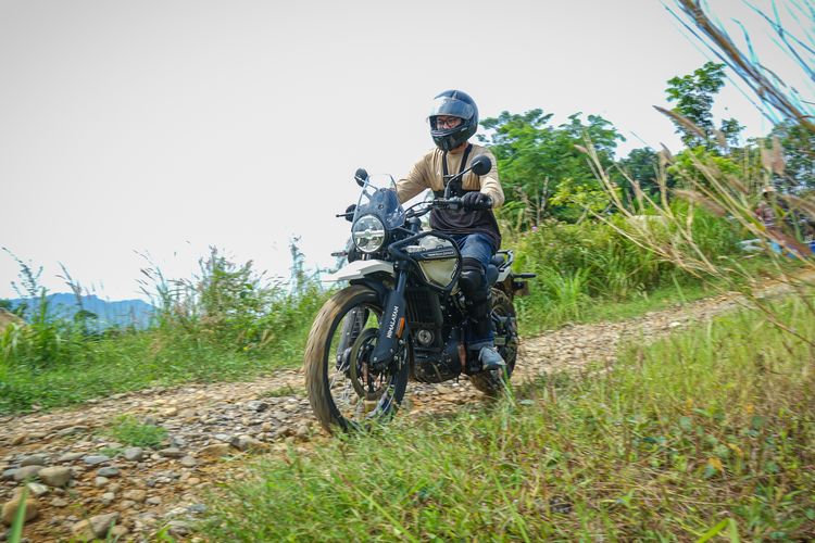 Royal Enfield Himalayan 450, Perbandingan Triumph Scrambler 400 X dan Royal Enfield Himalayan 450