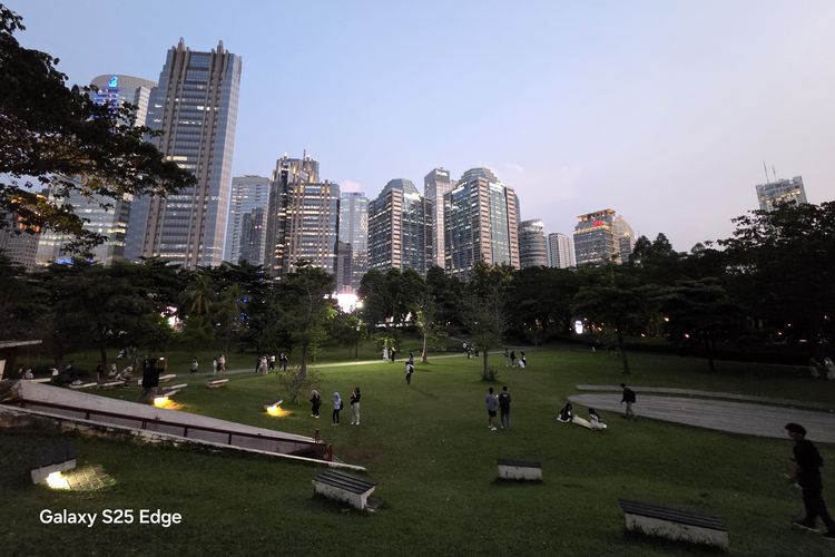 Samsung, Galaxy S25 Edge, Samsung S25 Edge, Jakarta, kamera 200 MP, zoom, Senayan, hasil foto, low light, Kamera 200 MP, samsung s25 edge, HP tipis, Kamera 200 MP Samsung Galaxy S25 Edge Merekam Jakarta, Tajam Meski Tanpa Telefoto, Tanpa kamera telefoto, zoom tetap andal, Foto malam hari , AI dan fitur edit pintar, Sampel foto Galaxy S25 Edge di Taipei