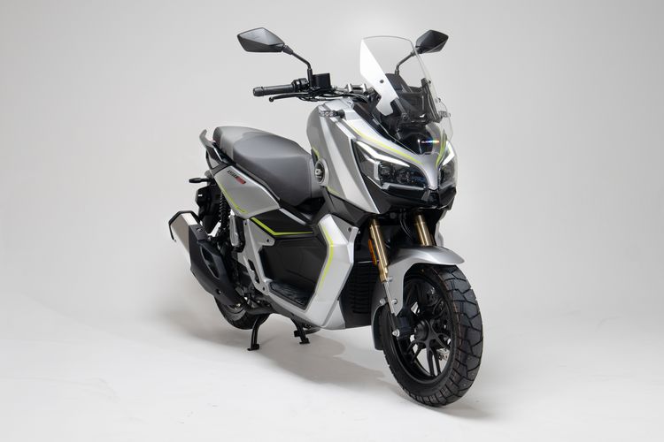 skutik, adventure, QJMotor, pengereman, harga, Adventure, Skutik, Pengereman, Tambah Varian, Ini Bedannya QJMotor Fort 250 Adventure CBS dan ABS