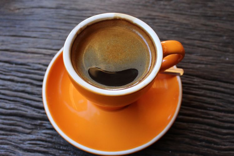 perbedaan americano dan long black, perbedaan americano dan kopi tubruk, apakah americano dan long black berbeda, perbedaan kopi tubruk dengan americano dan long black, Semua Kopi Hitam, Apa Beda Long Black, Americano, dan Kopi Tubruk?