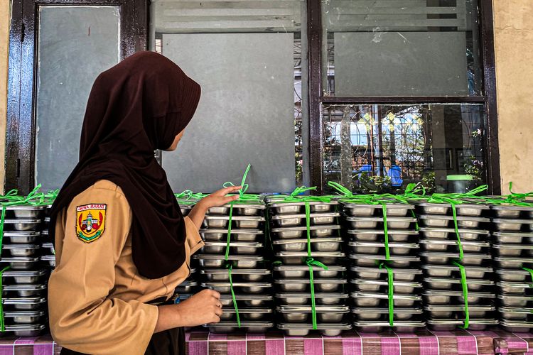 makan bergizi gratis, menu mbg basi, keracunan MBG Bandung Barat, SMPN 1 Cisarua, 115 Siswa SMP di Bandung Barat Keracunan MBG: Diduga dari Ayam Basi, Kelas Disulap Jadi Ruang Darurat