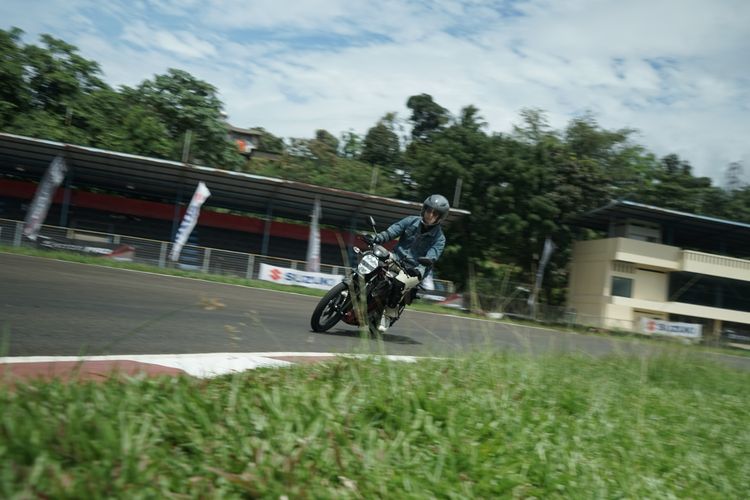 Satria Pro, Suzuki, motor baru, rasa berkendara, Suzuki Satria Pro, Uji Suzuki Satria Pro di Sirkuit Sentul Kecil, Jajal Fitur SCAS