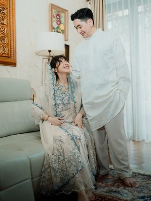 Adinda Thomas, Manis dan Bersahaja, Intip 7 Detail Outfit Tasyakuran 4 Bulan Kehamilan Adinda Thomas, 1. Palet Warna "Soft &amp; Calm", 2. Material Lace dengan Bordir Floral, 3. Kerudung Tulle yang Transparan, 4. Cutting Busana yang Nyaman untuk Bumil, 5. Riasan Wajah Flawless, 6. Tatanan Rambut Simpel dengan Poni, 7. Keserasian dengan Sang Suami
