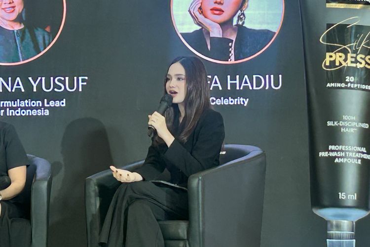 Cerita Syifa Hadju Sempat Tidak Percaya Diri Punya Rambut Ngembang, Rambut jadi penunjang penampilan, Pernah sulit percaya diri jika tidak styling rambut, Rambut wavy dan mengembang jadi tantangan, Kebiasaan styling bikin rambut rusak