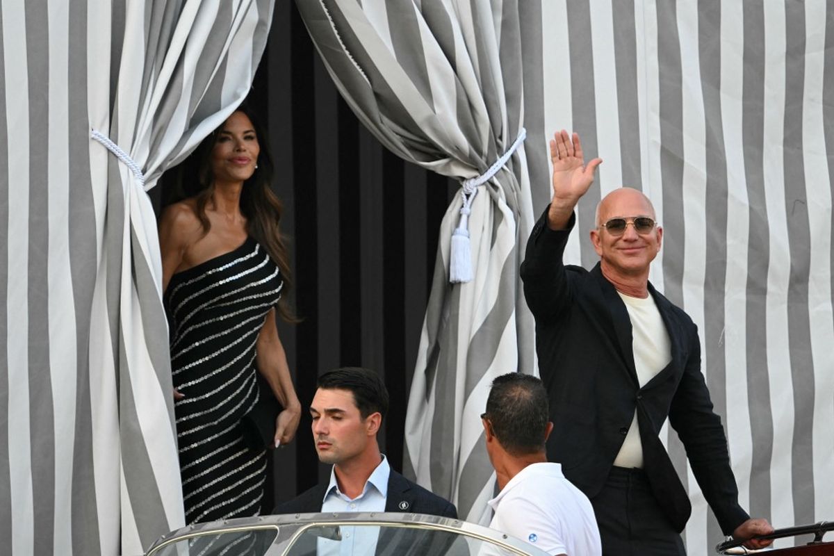 Jeff Bezos, Lauren Sanchez, pernikahan Jeff Bezos, pernikahan jeff bezos, jeff bezos menikah, gaya lauren sanchez, gaya jeff bezos, jeff bezos menikah lagi, calon istri jeff bezos, Gaya Jeff Bezos dan Lauren Sanchez Jelang Pernikahan di Venesia, Serasi dengan Hitam