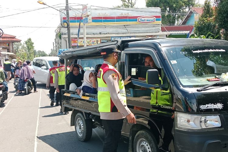 lalu lintas, Lebaran, Polisi Tegaskan Pikap Bukan untuk Angkut Penumpang, Ini Aturannya