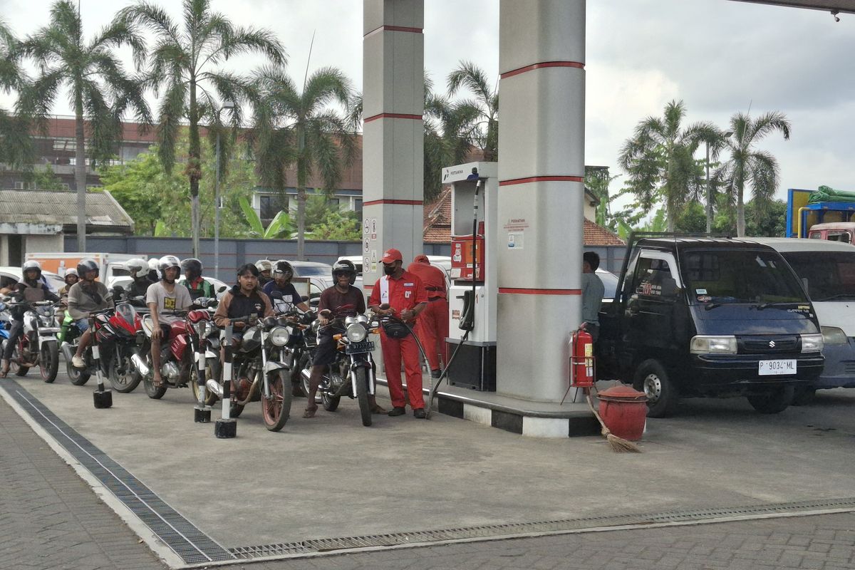 Jember, Lumajang, Antrean panjang kendaraan, SPBU, SPBU Lumajang, jember, antrean panjang kendaraan, Imbas Kelangkaan BBM di Jember, SPBU Lumajang Dipadati Kendaraan