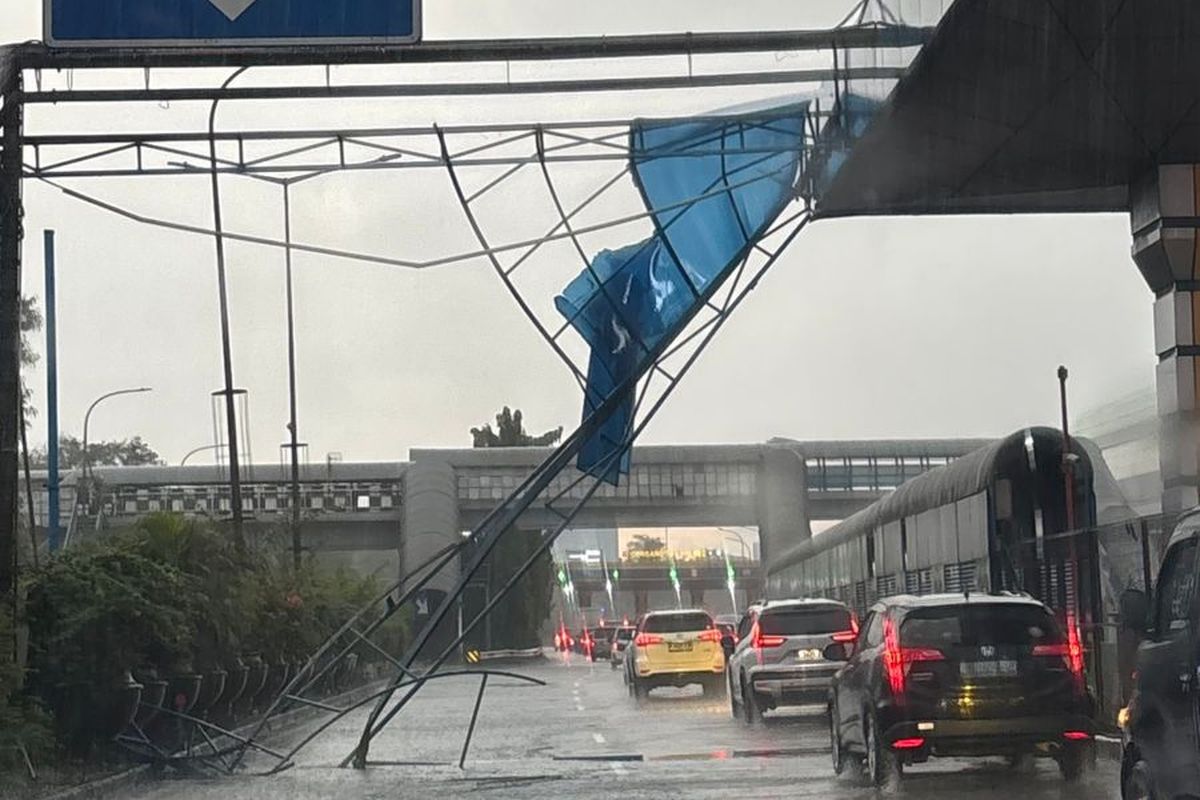 Jasa Marga, pohon tumbang, cuaca ekstrem, jalan tol, Reklame Ambruk hingga Banjir di Tol, Begini Respons Jasa Marga