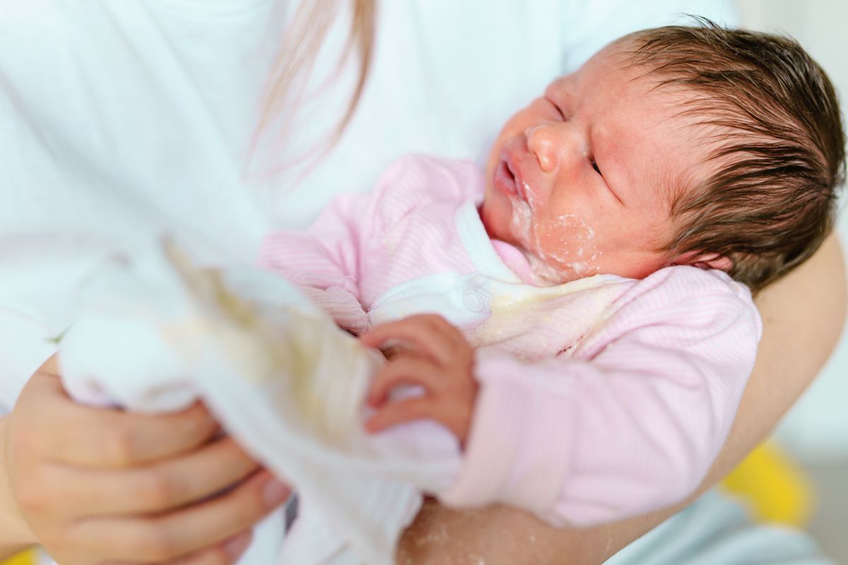 regurgitasi, GERD, gumoh pada bayi, Bayi Sering Gumoh? Dokter Jelaskan Perbedaan Regurgitasi, GER, dan GERD, GER, Aliran Balik Isi Lambung ke Kerongkongan, Regurgitasi atau Gumoh, Refluks yang Terlihat, Seberapa Sering Refluks dan Regurgitasi Terjadi pada Bayi?, Kapan Bisa Disebut GERD?