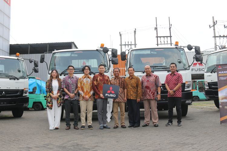 logistik, Mitsubishi Fuso, Fighter X Tractor Head, Mitsubishi fuso, serah terima, Mitsubishi Fuso Serahkan Fighter X TH 4x2 di Surabaya