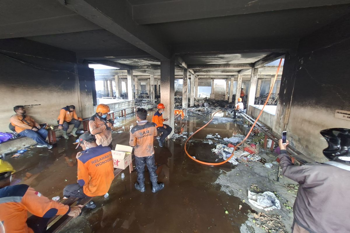 Pasar Wonogiri, Wonogiri, kebakaran pasar wonogiri, kebakaran pasar wonogiri hari ini, pasar wonogiri kebakaran, kebakaran pasar kota wonogiri, Tangis Pedagang Korban Kebakaran Pasar Kota Wonogiri, 300 Kios Terdampak, Sekitar 300 Kios Hangus Terbakar, Kepanikan Pedagang di Tengah Kobaran Api, Pemerintah Fokus pada Pemadaman dan Solusi untuk Pedagang, Titik Api Diduga Kuat dari Lantai Dua