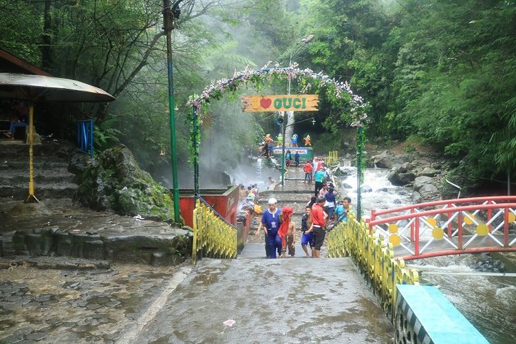 Banjir Bandang Terjang Guci Tegal, Pancuran 13 Hilang Diterjang Arus, Kolam pancuran 13 hilang diterjang banjir, Pancuran 5 ikut terdampak, Area ditutup total, aparat amankan lokasi, Pancuran 13 Guci sebelum diterjang banjir
