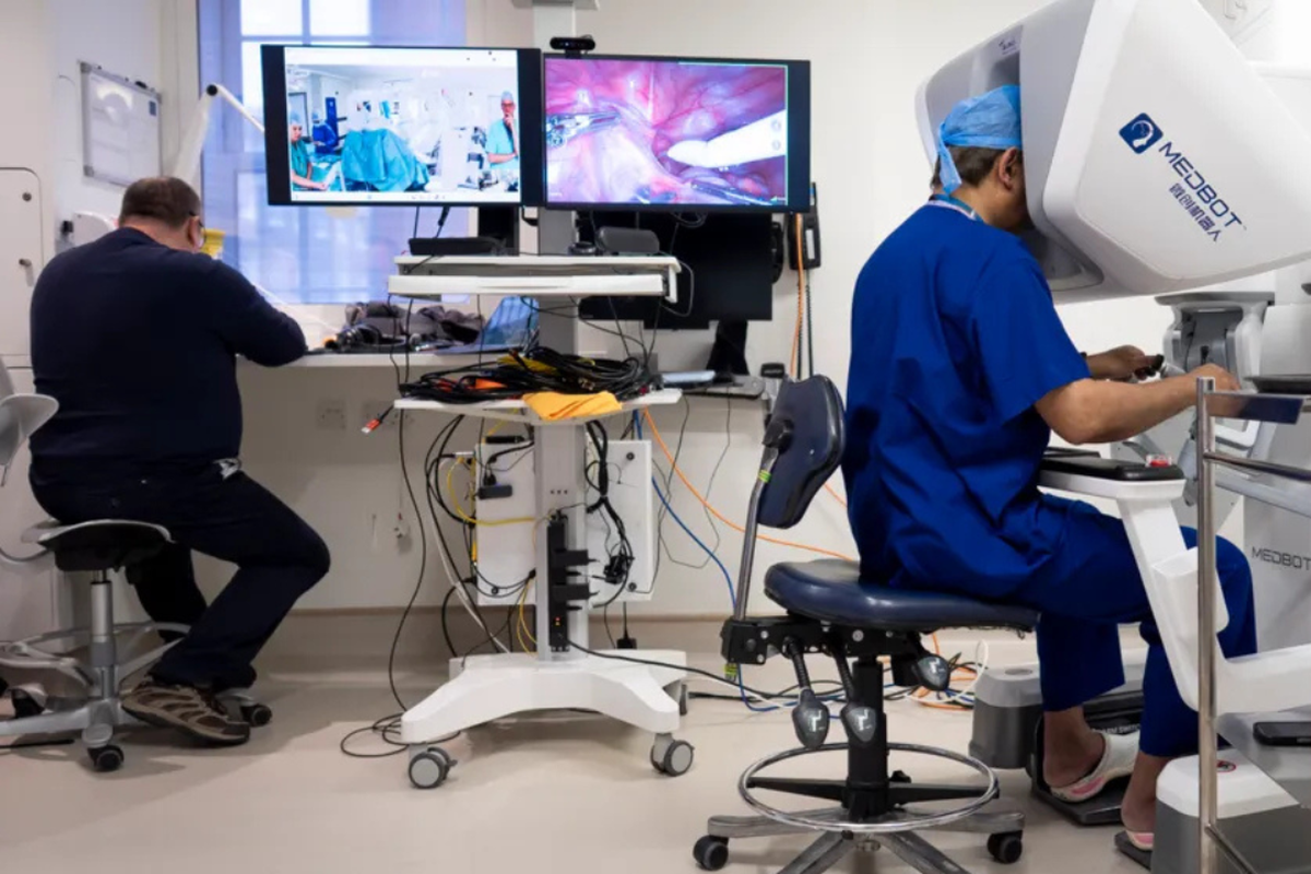 robotik, telesurgery, London, Dokter di London Operasi Pasien 2.400 Km Jauhnya, Jadi pasien uji coba, Operasi dari jarak 2.400 km, Cara kerja operasi jarak jauh, Uji coba lanjutan