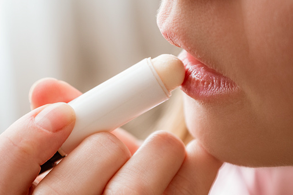 lip balm, lip balm untuk bibir kering, Lip Balm, Lip Balm SPF, Lip balm, lip balm spf, rekomendasi lip balm berwarna, rekomendasi lip balm brand lokal, 7 Rekomendasi Lip Balm untuk Bibir Kering, Harga Mulai Rp 25.000-an, 1. Wardah Hydrabalm Lip Care, 2. For Skin's Sake Buttered Unscented Lip Balm SPF 15, 3. Amaterasun Lip Balm SPF 20 PA+++, 4. Liplapin Tinted Lip Balm, 5. Rosé All Day Juicy Lip Balm Cocoa, 6. AVOSKIN YSB Hybrid Elixir Super Slick Tinted Melting Lip Balm SPF 20, 7. Roes Beach Balm