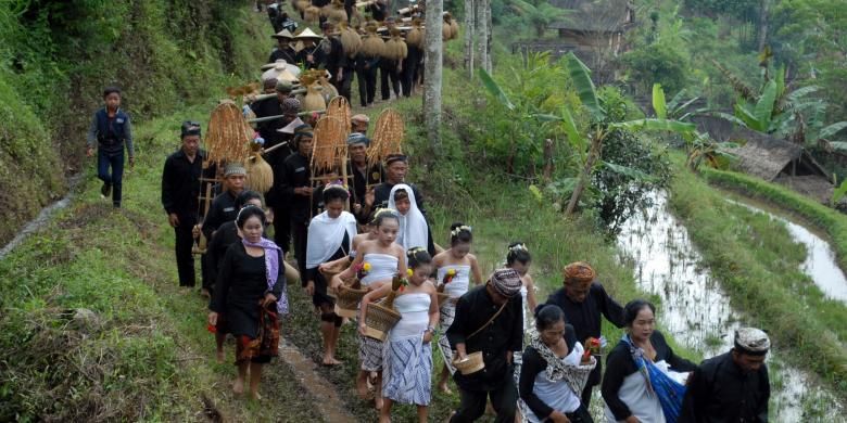suku Sunda, tradisi khas Sunda, budaya Sunda, budaya sunda, Suku Sunda, tradisi khas sunda, tradisi khas jawa barat, 10 Tradisi Suku Sunda yang Masih Bertahan di Tengah Arus Zaman, Sarat Makna dan Filosofi Hidup, 1. Tradisi Botram, 2. Tradisi Nyaneut, 3. Tradisi Seren Taun, 4. Tradisi Nyalin, 5. Tradisi Munggahan, 6. Tradisi Ngadulag, 7. Tradisi Nganteuran, 8. Tradisi Nenjrag Bumi, 9. Tradisi Ngeuyeuk Seureuh, 10. Tradisi Sisingaan