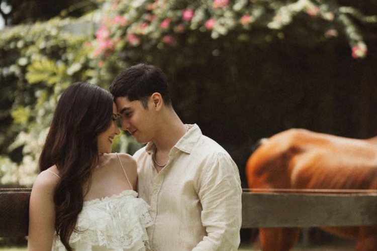 Alyssa Daguise, Al Ghazali, Maternity shoot, alyssa daguise dan al ghazali, alyssa daguise hamil, ronny kobo uk, cariton tiered lace top, lovers and friends, outfit maternity shoot, Outfit Alyssa Daguise Saat Maternity Shoot, Pakai Top Renda dan Rok Maxi, Carlton Tiered Lace Top dari Ronny Kobo., Castres Maxi Skirt dari Lovers &amp; Friends, Harga outfit Alyssa Daguise saat maternity shoot, Makeup natural