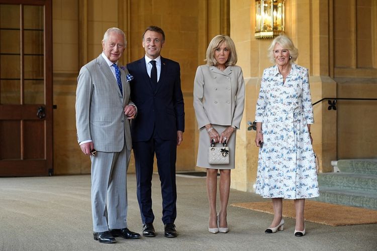 Emmanuel Macron, Brigitte Macron, gaya Brigitte Macron, Gaya Brigitte Macron, Raja Charles III, Camilla, Presiden Perancis, emmanuel macron, camilla, raja charles iii, busana brigitte macron, gaya brigitte macron, gaya istri emmanuel macron, 5 Gaya Brigitte Macron di Usia 72 Tahun Saat Kunjungan Bersama Emmanuel Macron, 1. Gaun putih di Kastel Windsor, 2. Tampilan formal bernuansa nude, 3. Gaun royal blue untuk jamuan kenegaraan, 4. Gaya semi-formal yang rapi, 5. Dress putih saat berkunjung ke Indonesia
