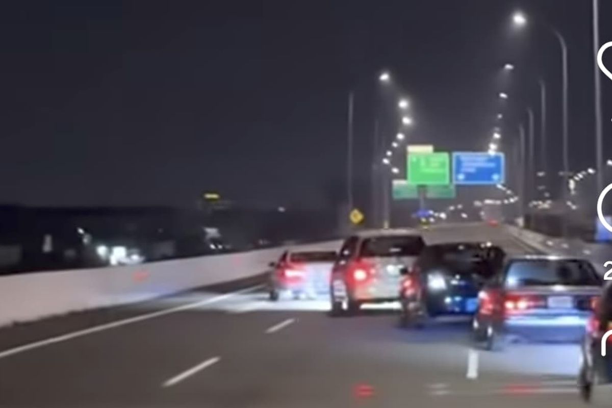 mobil, Tol Becakayu, Polda Metro Jaya, Aksi Bahaya Mobil Zig-zag di Tol Becakayu Viral, Polisi Buru Pengemudi