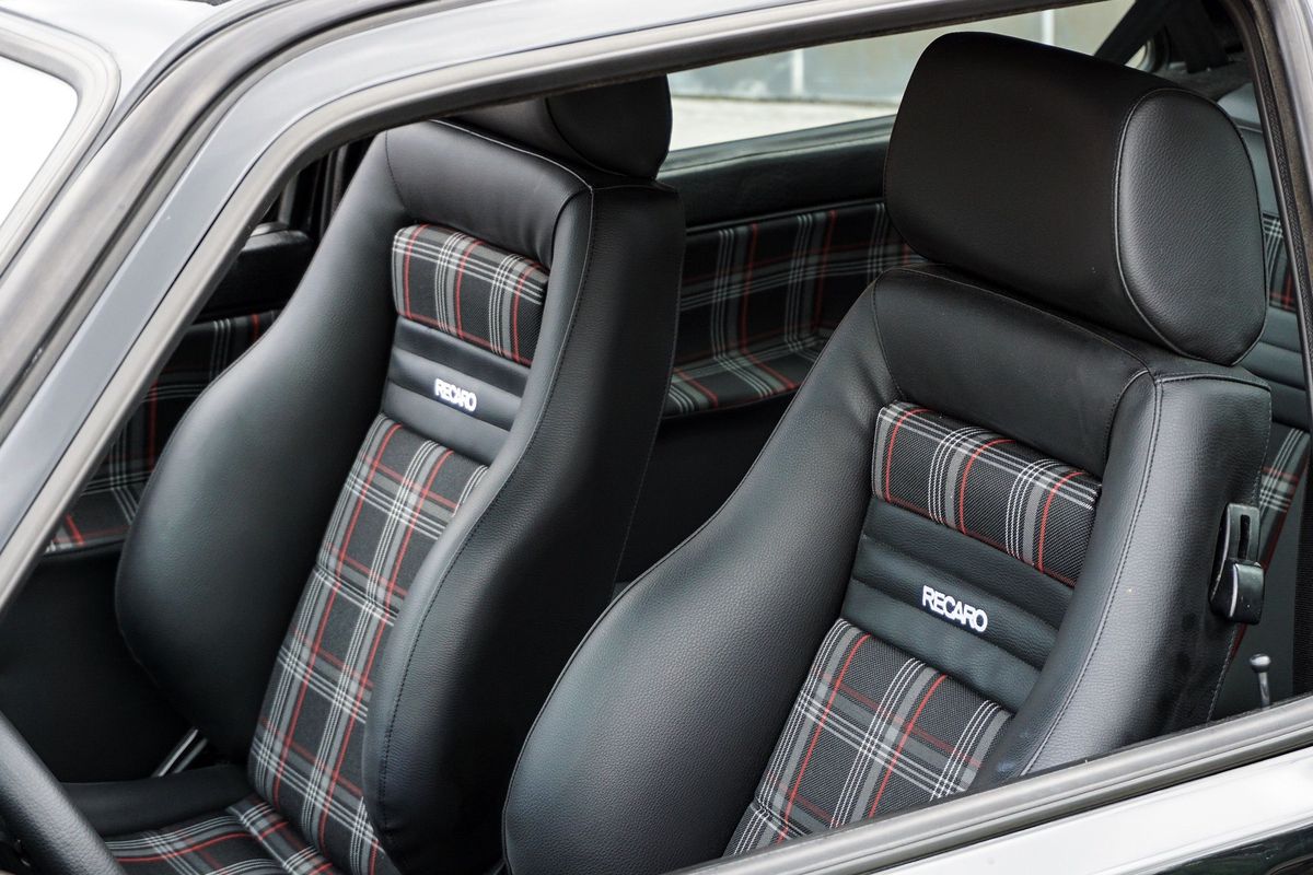 kenyamanan berkendara, jok mobil ergonomis, jok Recaro, desain jok, Mengenal Jok Recaro: Kenyamanan dan Dukungan Maksimal Pengemudi, Desain Ergonomis , Material Busa dan Struktur, Variasi Tipe Jok , Detail yang Menonjol , Kesimpulan