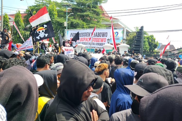 bupati pati sudewo, Sudewo, demo di pati hari ini, demo pati hari ini, demo pati 13 agustus 2025, demo pati ricuh, demo pati live, Ricuh! Mobil Provos Polisi Hangus Dibakar Massa Demo di Pati