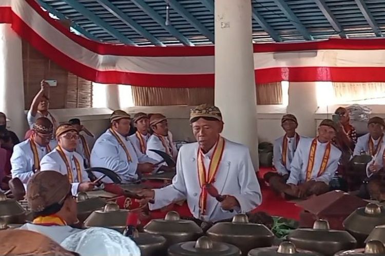 Keraton Yogyakarta, Keraton Surakarta, Sejarah Keraton Surakarta, Sejarah Keraton Yogyakarta, perbedaan keraton yogyakarta dan surakarta, Apa Bedanya Keraton Yogyakarta dan Surakarta? Ini Sejarah dan Ciri Khasnya, Asal-usul Dua Keraton: Warisan dari Perpecahan Mataram Islam, Perbedaan Keraton Yogyakarta dan Surakarta, 5. Arsitektur dan Tata Bangunan, Warisan Budaya yang Sama, Identitas yang Berbeda