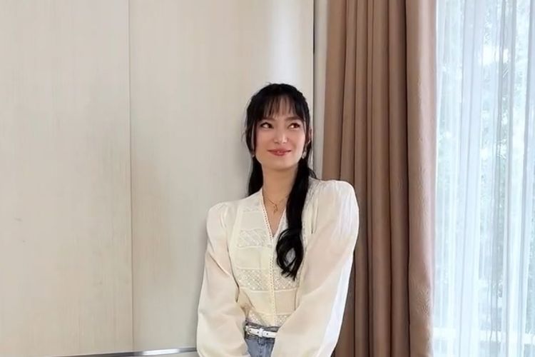 Asmirandah, gaya rambut Asmirandah, gaya rambut asmirandah, asmirandah sekarang, Asmirandah di Drama Series Awards 2025, 8 Gaya Rambut Asmirandah, Anggun dan Elegan, 1. Long Wavy Hair, 2. Elegant Updo dengan Poni Wispy, 3. Sanggul Rendah Natural Waves, 4. Sleek Hair di Acara Awards 2025, 5. Messy Bun dengan Sentuhan Kasual, 6. Voluminous Curls dengan Glam Touch, 7. Blowout Hair dengan Poni, 8. Casual Relax Look