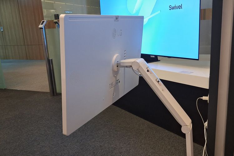 hands on, LG Smart Monitor Swing, Hands-on LG Smart Monitor Swing, Layar Sentuh dengan Stand Fleksibel, Desain dan stand yang fleksibel, Layar sentuh 32 Inci 4K lega, tapi.., Bisa streaming video langsung , Konektivitas dan Mirroring, Kesimpulan