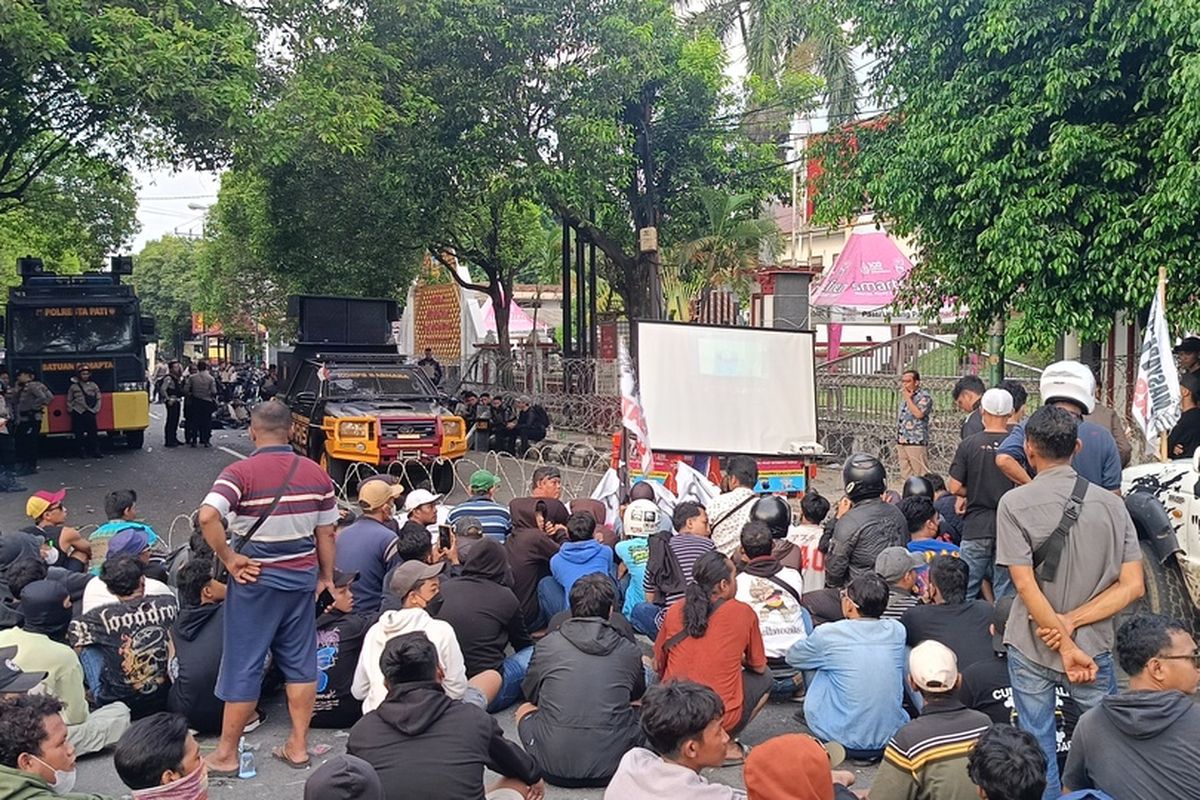 Pati, pemakzulan Bupati Pati, pemakzulan Bupati Pati Sudewo, pemakzulan bupati, AMPB, pemakzulan Bupati Pati 2025, Teguh Istiyanto, aksi blokade jalan, aksi blokade jalan pati, Supriyono alias Botok, supriyono alias botok pati, teguh istiyanto demo pati, Pentolan AMPB ditangkap, Duduk Perkara Dua Aktivis AMPB Jadi Tersangka Usai Gagalnya Pemakzulan Bupati Pati, Gagalnya Pemakzulan Bupati Pati Sudewo, Ribuan Massa Geruduk Alun-alun Pati, Aksi Blokade Jalur Pantura dan Penangkapan, Identitas Empat Orang yang Ditangkap, Dua Pentolan AMPB Ditetapkan Sebagai Tersangka, Kuasa Hukum Nilai Penerapan Pasal Tidak Tepat