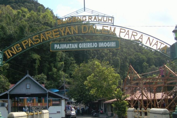 makam Imogiri, imogiri, makam raja mataram, imogiri bantul, Pakubuwono XIII, makam raja mataram islam, raja mataram, raja mataram islam, Pakubuwono XIII meninggal dunia, pakubuwono xiii sakit apa, sejarah imogiri, sejarah makam imogiri, sejarah singkat makam imogiri, Mengenal Imogiri, Peristirahatan Abadi Raja-Raja Mataram Tempat Dimakamkannya Paku Buwono XIII, Sejarah Imogiri: Makam Para Raja Mataram, Struktur Kompleks Makam Imogiri, Makna Nama dan Filosofi Imogiri, Arsitektur Kuno Imogiri, Perpaduan Islam dan Hindu, Jalan Menuju Puncak Imogiri, Raja-Raja yang Dimakamkan di Imogiri