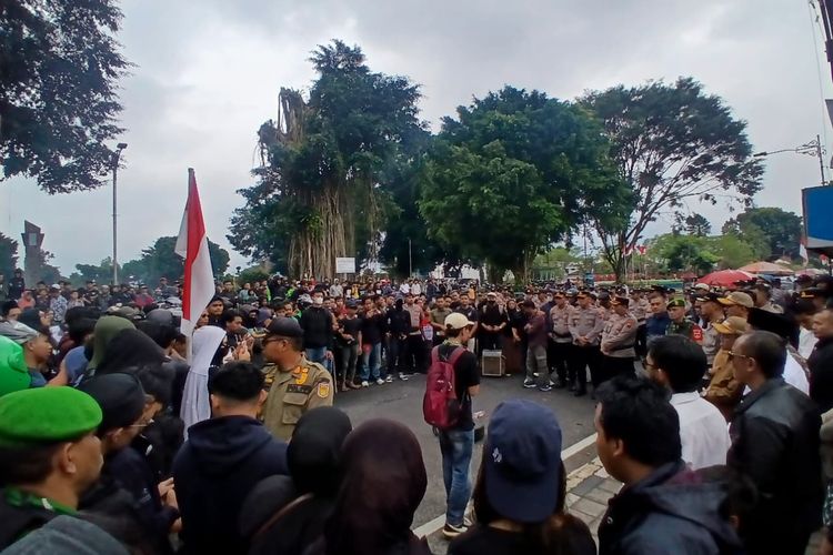 Wonosobo, Ketua DPRD Wonosobo salah sebut sila Pancasila, Aliansi Rakyat Wonosobo Bersatu, demo wonosobo, Aksi demo Wonosobo, demo di wonosobo, Ketua DPRD Wonosobo Keliru Bacakan Sila Pancasila, Videonya Viral di Medsos, Eko Akui Kurang Fokus, Tuntutan, dari Jalan Rusak hingga Kasus Affan Kurniawan, Kritik Pedas dari Koordinator Aksi, Respons Bupati Wonosobo
