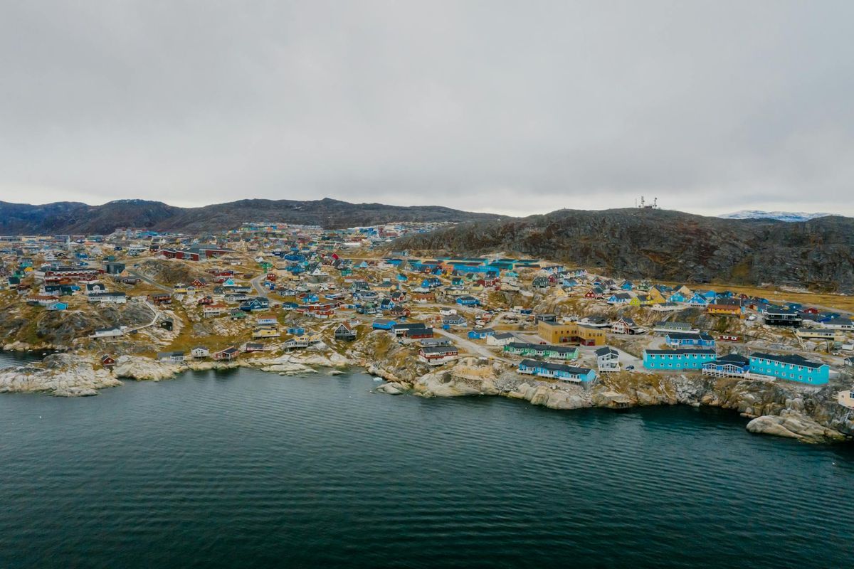 Donald Trump, Greenland, Amerika Serikat, Jejak Panjang AS di Greenland, dari Dirikan Pangkalan Militer hingga Rencana Pembelian, 1941: AS mulai melindungi Greenland, 1947: AS membantah isu membeli Greenland, 1951: Perjanjian Pertahanan bersama Denmark–AS, 1952: Rencana pembangunan pangkalan udara baru, 1956: Pangkalan Thule, Kota Militer di Kutub Utara, 1968: Pesawat B-52 jatuh membawa bom hidrogen, 1968: Pembersihan es radioaktif