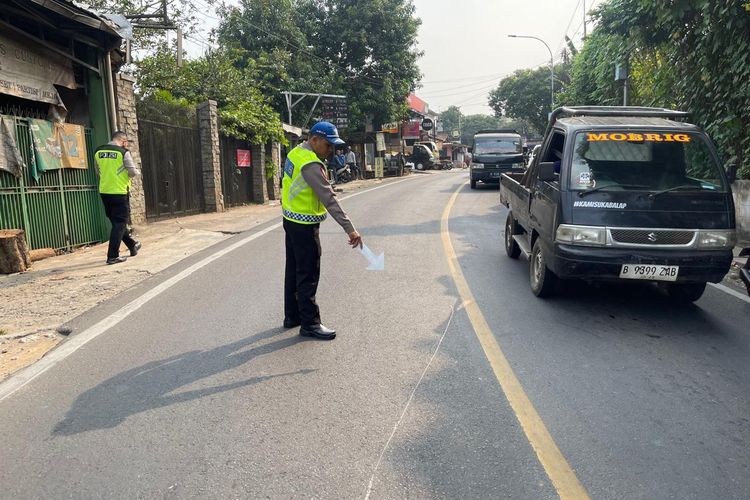 Fortuner, Sawangan, Truk Gagal Nanjak di Depok, Fortuner Korbankan Diri Jadi Penahan