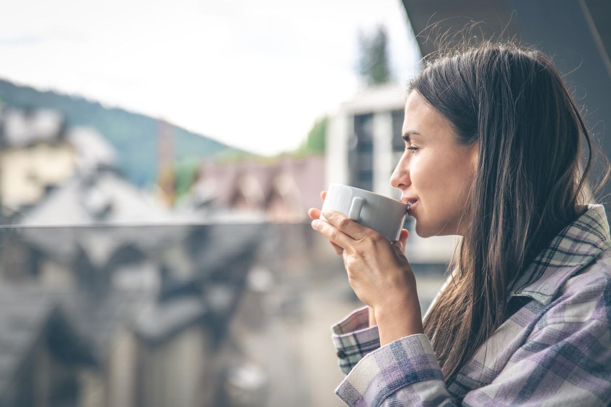 gangguan suasana hati, kesehatan mental, gangguan stres, Bukan Satu Cangkir, Ini Jumlah Kopi yang Bisa Bantu Kurangi Stres, Dua hingga tiga cangkir kopi jadi batas ideal, Konsumsi berlebihan justru bisa berdampak sebaliknya, Kopi memengaruhi suasana hati melalui zat aktif, Efek kopi juga berkaitan dengan peradangan dan rasa lelah, Kebiasaan minum kopi juga terkait dengan gaya hidup, Respons tubuh terhadap kafein bisa berbeda