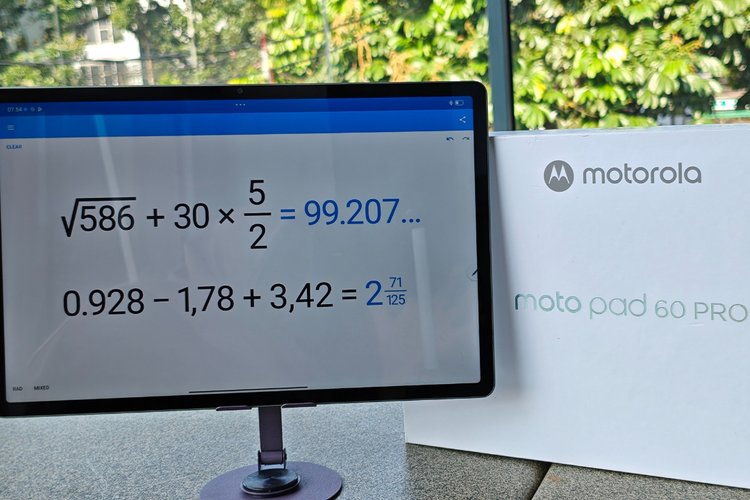 tablet, Motorola, hands on, Moto Pad 60 Pro, spesifikasi Moto Pad 60 Pro, fitur moto pad 60 pro, Hands-on Motorola Moto Pad 60 Pro: Tablet Serbaguna dengan Layar 3K dan Stylus Responsif, Desain kotak simpel, aksesori lengkap ada Stylus, Desain warna cantik, material aluminium, Port lengkap, ada JBL quad speaker , Layar lega, scrolling mulus, Kamera jernih, bisa scan dokumen, Stylus responsif, nyaman digenggam, Bisa konek lintas perangkat, Entertainment Space dan Productivity, Baterai awet, performa cepat, Kesimpulan