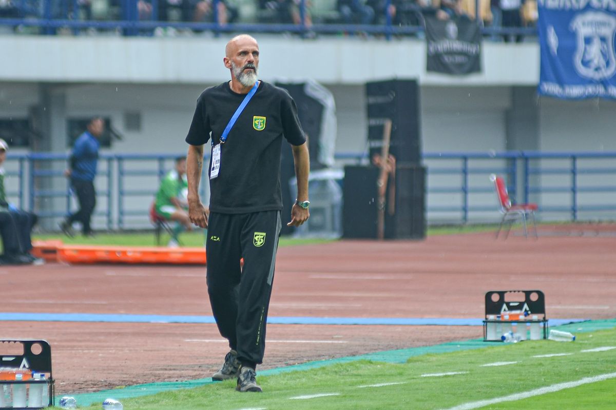 Pelatih Dipecat, pelatih persebaya, BRI Super League 2025-2026, pelatih di liga indonesia, Belum Separuh Musim Super League 2025/2026, Ini Daftar Pelatih yang Kehilangan Jabatan: Terbaru dari Persebaya, 1. Bernardo Tavares: Mengundurkan Diri dari PSM Makassar, 2. Eduardo Almeida: Hasil Buruk Berujung Pemecatan oleh Semen Padang, 3. Peter de Roo: Dinonaktifkan oleh Persis Solo, 4. Alfredo Vera: Dikembalikan ke Posisi Direktur Teknik Madura United, 5. Mario Lemos: Berpisah dengan Persijap Jepara, 6. Edu Perez: Korban Terbaru, Dipecat Persebaya Surabaya