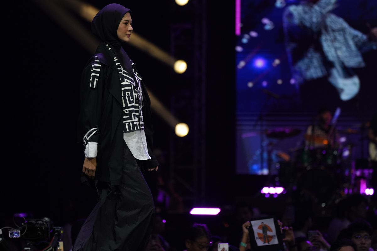 Paula Verhoeven, TGC Jakarta 2025, Tities Sapoetra, TS The Label, Gaya Paula Verhoeven, Gaya Hijab Paula Verhoeven, tgc jakarta 2025, hijab paula verhoeven, gaya paula verhoeven, ts the label, Gaya Paula Verhoeven Pakai Outfit Hitam-Putih di TGC Jakarta 2025