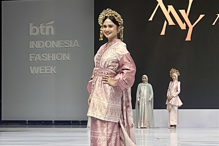 Tissa Biani, Ainayya, Indonesia Fashion Week 2025, IFW 2025, indonesia fashion week adalah, indonesia fashion week 2025 kapan, Tissa Biani Tampil di Indonesia Fashion Week 2025, Pakai Busana Melayu Sumatera