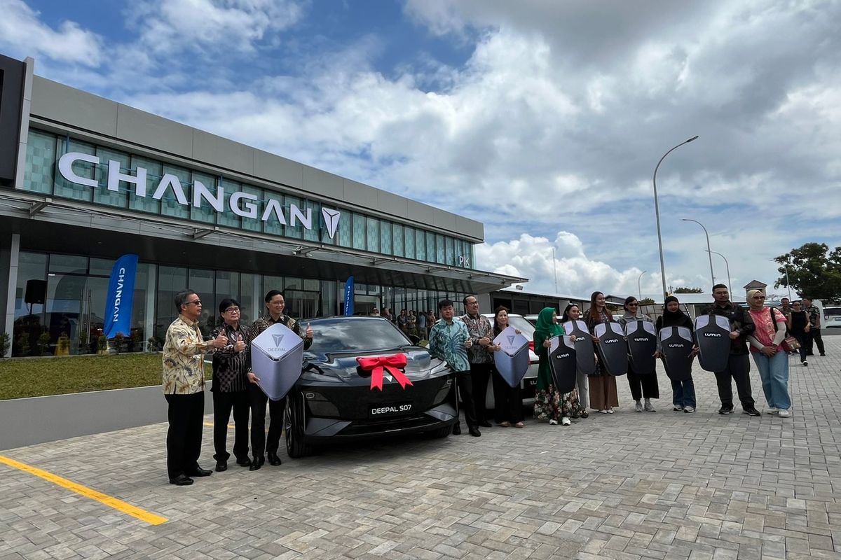 Changan, Lumin, Deepal S07, Changan Serahkan Lumin dan Deepal SO7 ke Konsumen Pertama di Indonesia