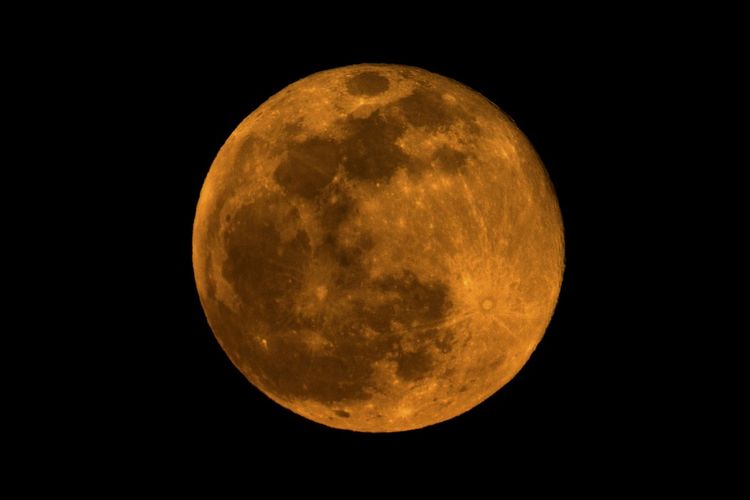 bulan biru, fenomena langit, Flower Moon, Blue Moon, 7 Fenomena Langit Mei 2026 yang Sayang Dilewatkan, Ada Supermoon, 1. Bulan purnama "Flower Moon" (1 Mei), 2. Komet PANSTARRS di belahan bumi selatan (5 Mei), 3. Hujan meteor Eta Aquariids (6 Mei), 4. Musim pengamatan Bima Sakti dimulai (pertengahan Mei), 5. Supermoon Baru dan Langit Gelap (16 Mei), 6. Bulan sabit dan Venus berdampingan (18 Mei), 7. Bulan Biru dan Bulan Mikro (31 Mei)