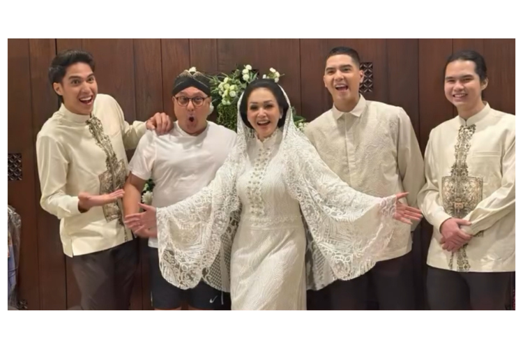 Maia Estianty, siraman Al Ghazali, Irwan Mussry, Maia Estianty dan Irwan Mussry, Alyssa Daguise, al ghazali menikah, pernikahan al ghazali, pernikahan al ghazali kapan, Siraman Al Ghazali, Al Ghazali siraman, Gaya Kompak Maia Estianty dan Irwan Mussry di Siraman Al Ghazali, 1. Elegan dalam balutan putih gading, 2. Kompak berfoto bersama, 3. Serasi dalam busana adat Jawa, 4. Berpose candid