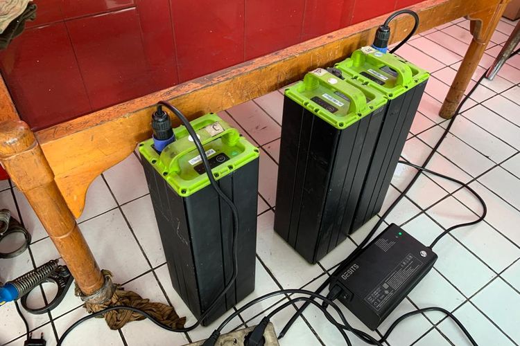 baterai gendong, Polytron Fox R, motor listrik, Tren Baterai Gendong Motor Listrik: Dampak dan Risiko Menurut Ahli