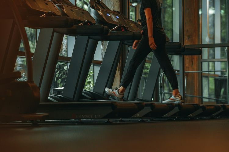menurunkan berat badan, Turun 4,5 Kg dengan Jalan Kaki, Ini Cara Sederhana yang Dilakukan Seorang Ibu, Awalnya hanya kebiasaan, lalu jadi tantangan, Cara sederhana yang konsisten dilakukan setiap hari, Perubahan terasa dari energi hingga aktivitas harian, Berat badan turun dan tubuh tetap bugar, Pola pikir terhadap olahraga ikut berubah, Jalan kaki jadi pilihan yang mudah diikuti