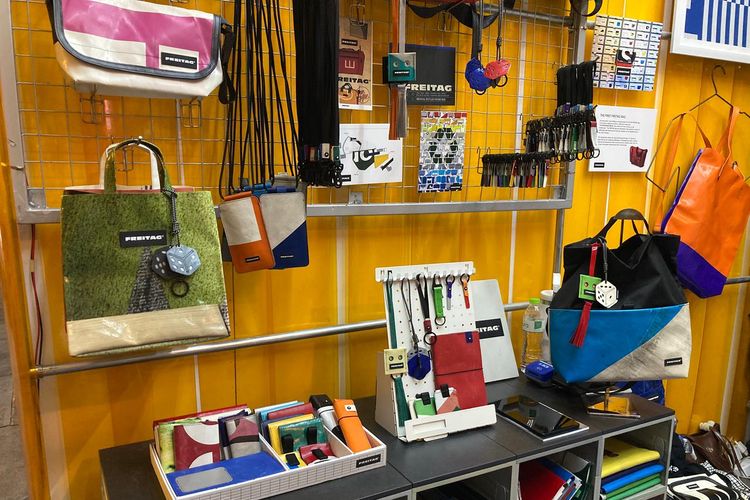 Freitag, brightspotCITY, Freitag Menyulap Limbah Terpal Plastik Jadi Tas Serbaguna