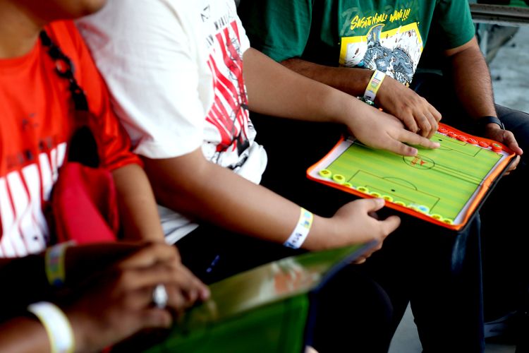 Persebaya, suporter, bonek, Cerita Fan Tuna Netra Persebaya: Saat Laga Hidup dari Sentuhan dan Kata-kata