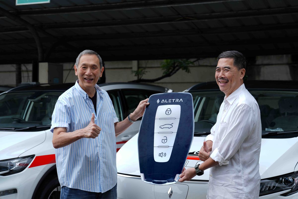 baterai, distribusi, Jalan Tol, MPV listrik, Jusuf Hamka, rakitan lokal, Aletra L8 EV, Jusuf Hamka Jadi Penerima Pertama Aletra L8 EV Rakitan Lokal